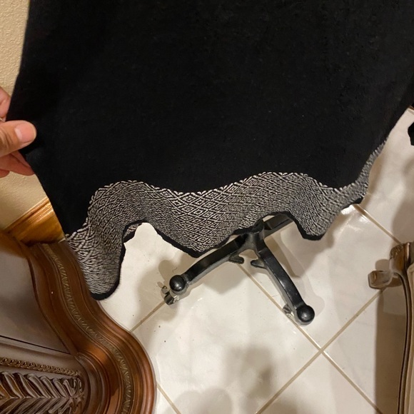 Rebecca Malone black sweater with beautiful contrast at the bottom - Picture 6 of 7